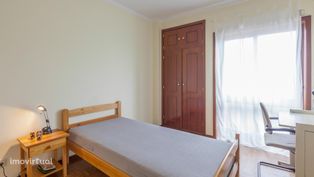 5215 - Quarto com cama de solteiro, com varanda, em apartamento com...