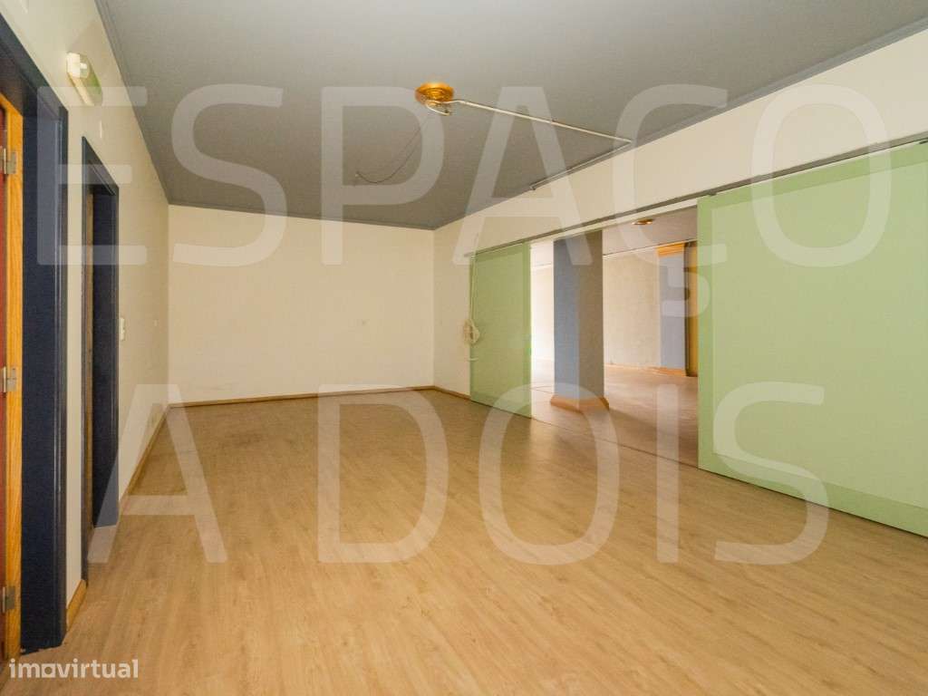 OPORTUNIDADE! Área Ampla,131m2 de área útil, Grande Montra; 2 casas...-13