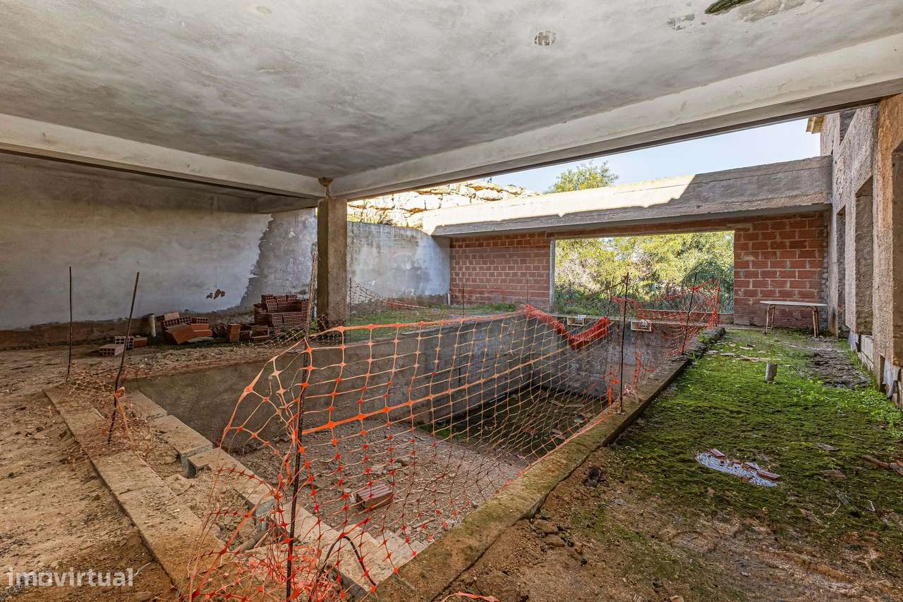 Moradia T3 para Renovar com Piscina | Parque da Floresta, Vila do Bisp - Grande imagem: 5/11