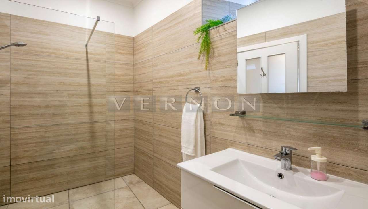 Moradia Histórica Renovada no Centro de Lagoa | T3 com 194 m² | 2 Habi-5