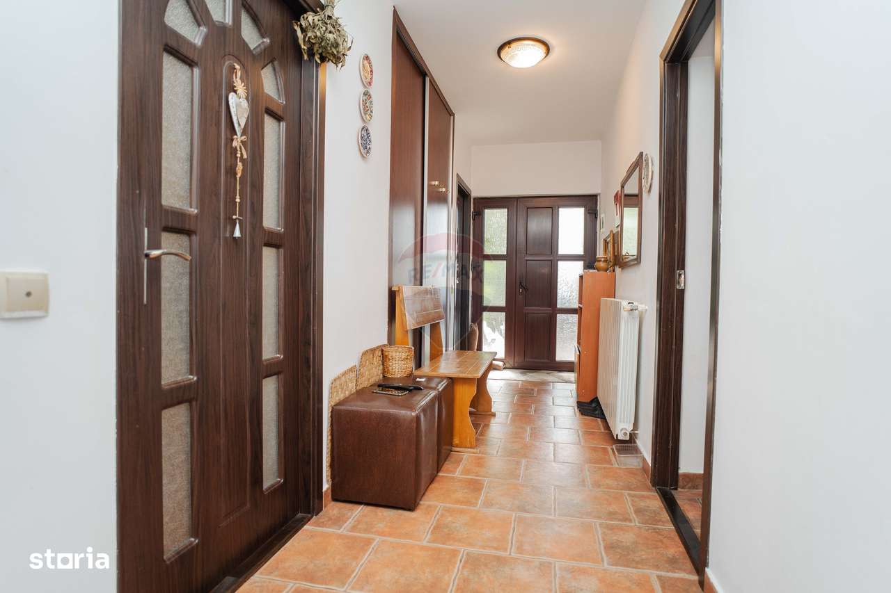 Casă cu Piscină de Vânzare, 500mp Teren, Str. Victoriei-Valea Lupului-1