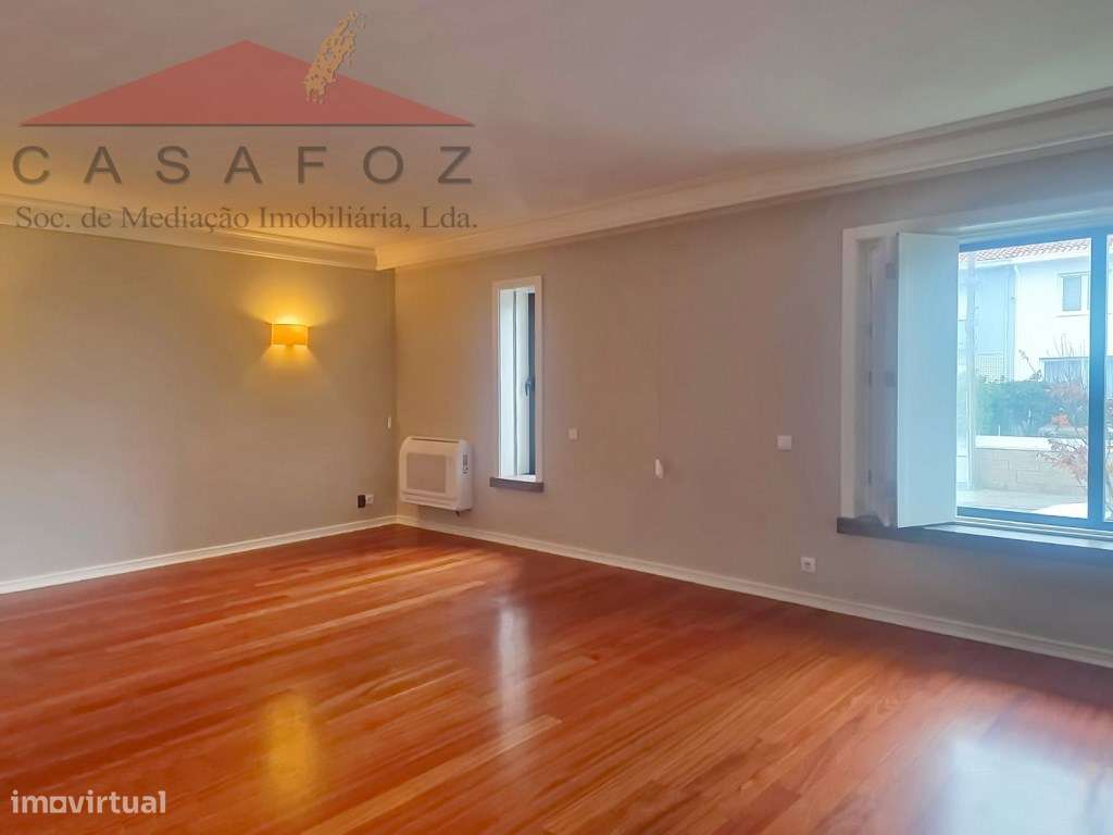 Constituição - Moradia T5 renovada de três frentes - Grande imagem: 5/41