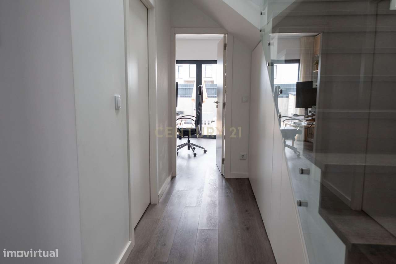 Moradia T4 com jardim e espaço exterior para convívio-11