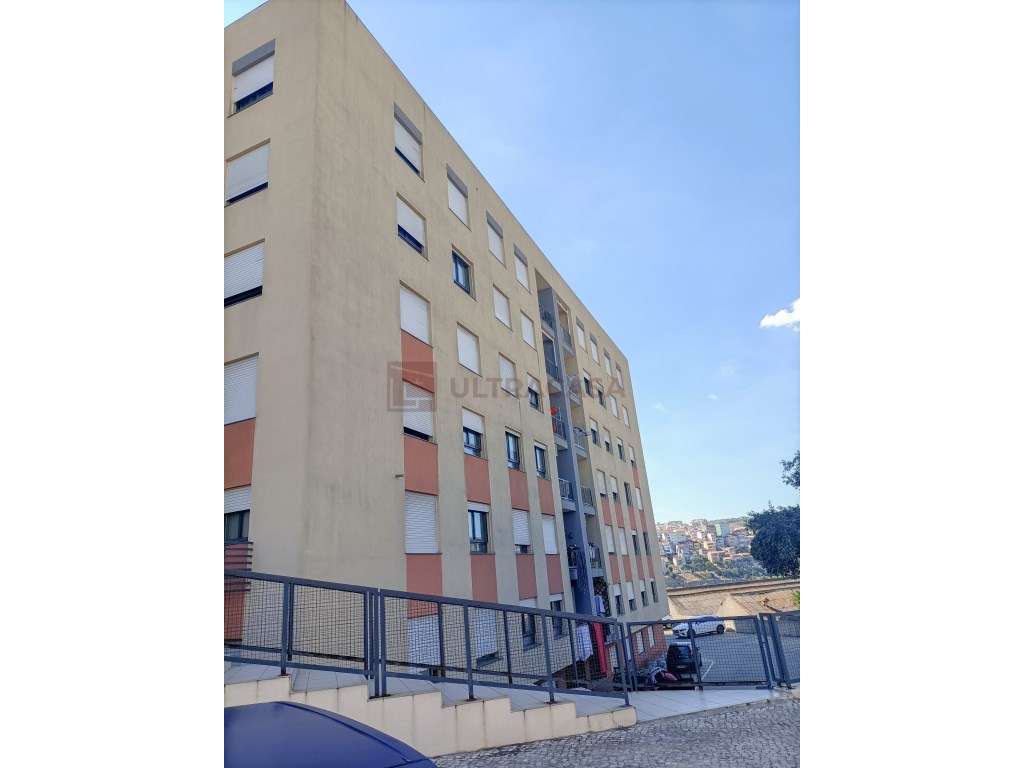 Vende-se Excelente T3 na Pontinha com 2 Lugares de Parqueamento-33