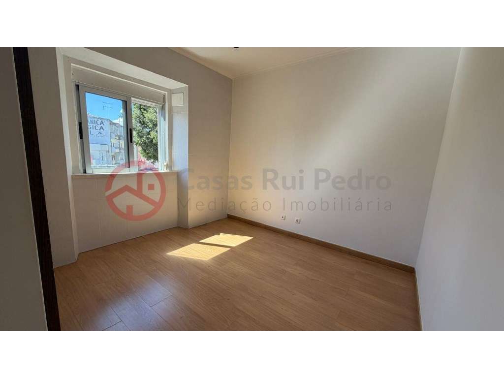 Apartamento T2 com logradouro e churrasqueira na Cova da Piedade, A...-14