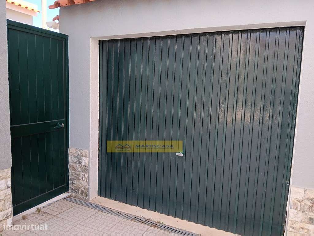 Moradia T4 totalmente remodelada, garagem, sotão e espaço exterior,...-54