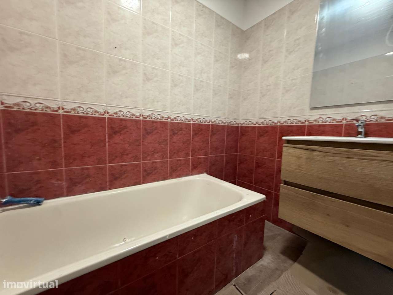 Apartamento T4 transformado em T3 no Laranjeiro, Almada-32