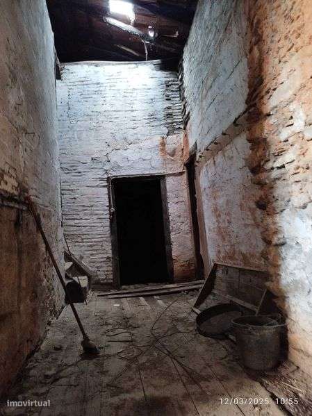 Vende se ou troca se casa na aldeia para reconstruir - Grande imagem: 5/7