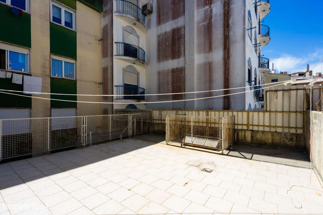 T2 com terraço e arrecadação em Sintra!-18