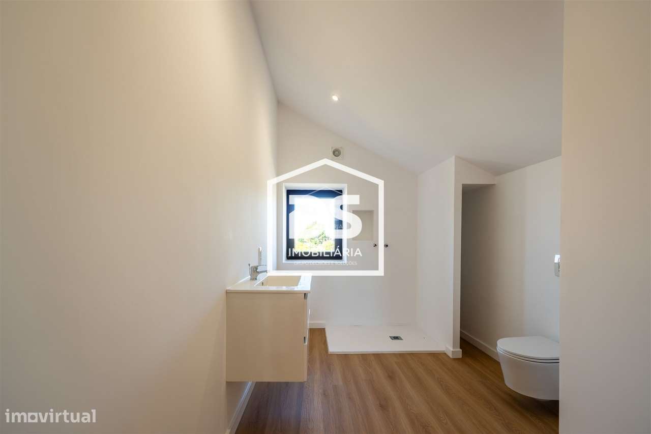 Moradia T4 + T1 com amplo terreno e espaços de lazer em Juncal, Porto-39