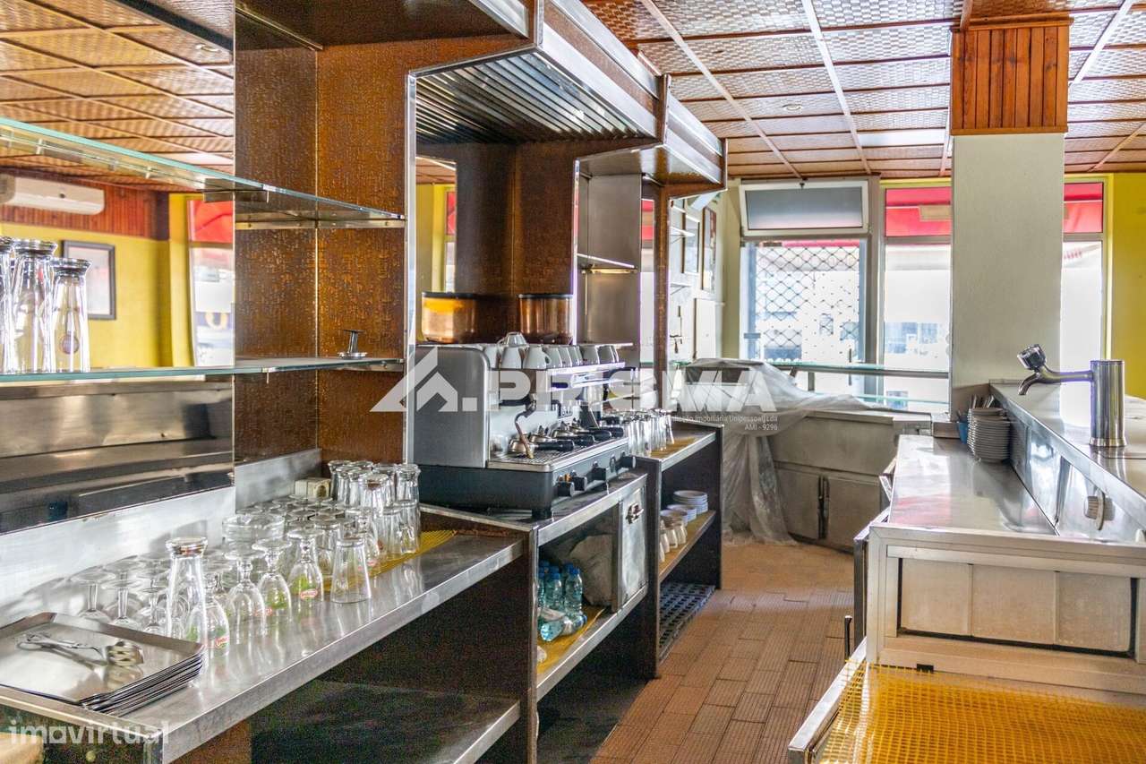 Espaço comercial com cave convertida em Apartamento para venda em Cast - Grande imagem: 2/21