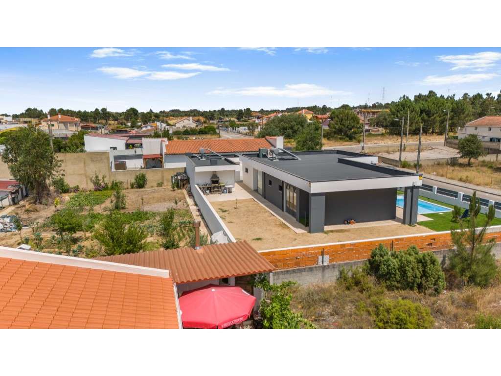 Moradia T3 Isolada com Piscina-43