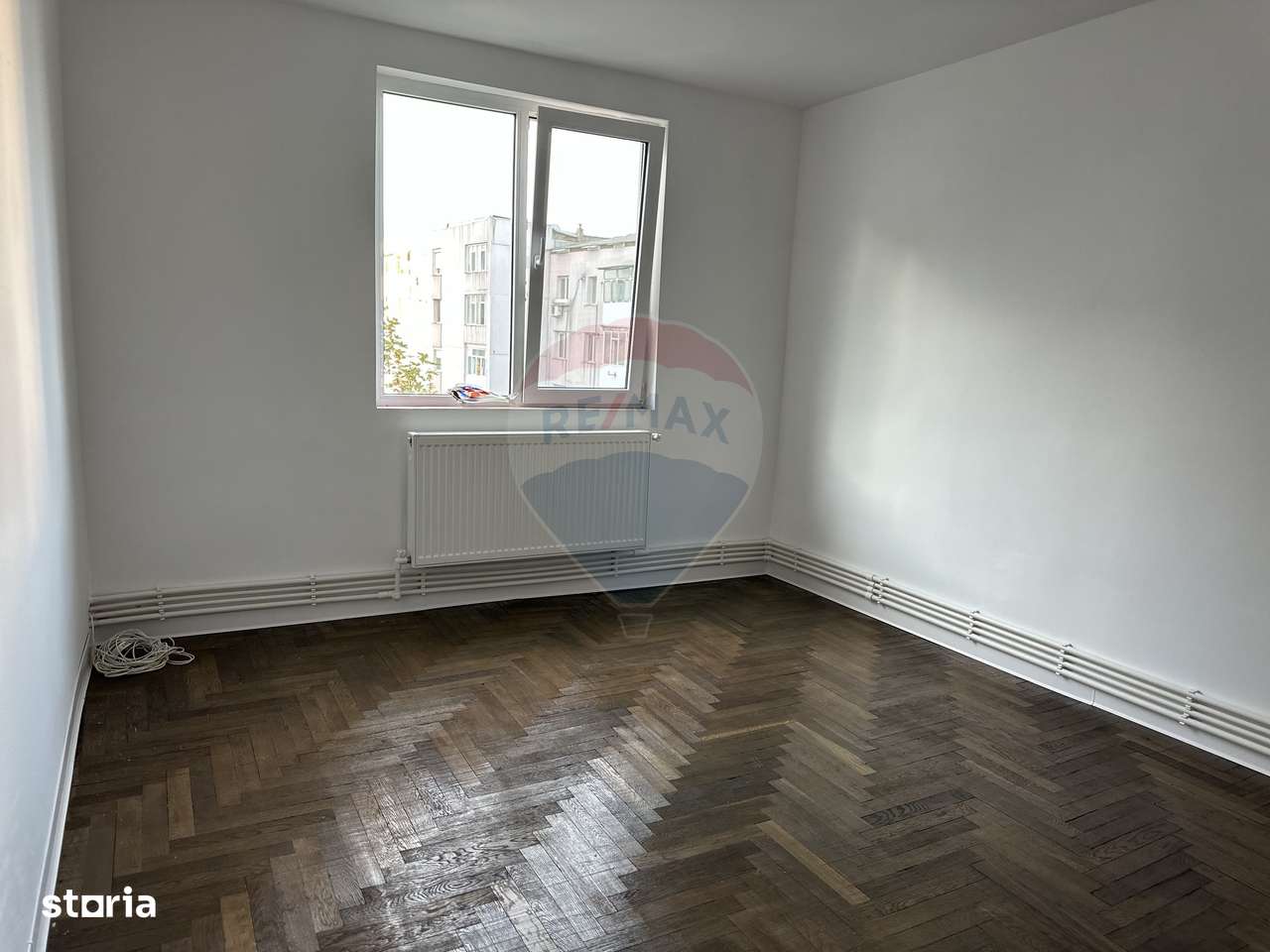 Apartament cu 4 camere de vânzare Roman central - Imagine principală: 2/9