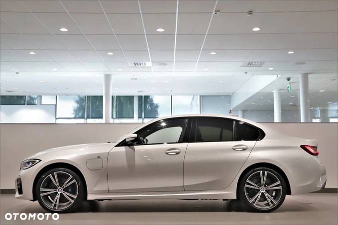 BMW Seria 3 330e M Sport sport - 2