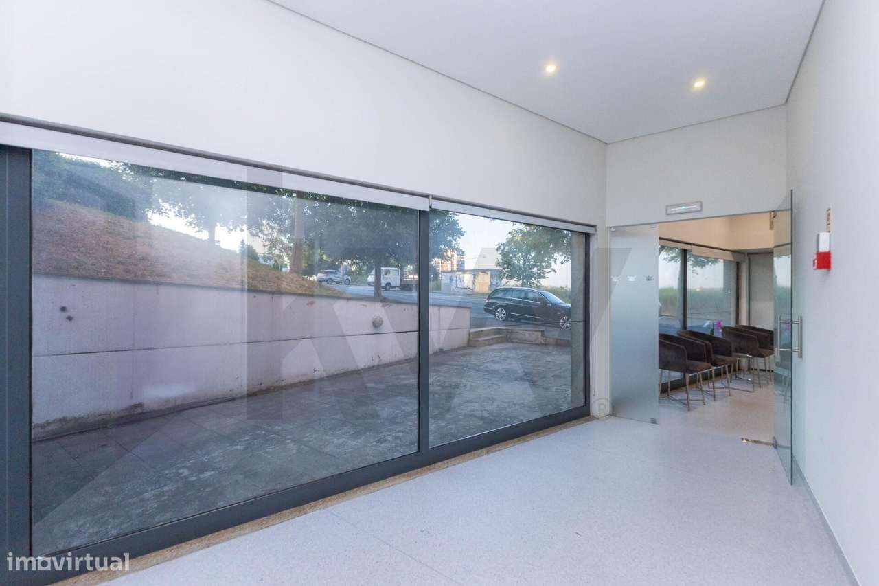 Oportunidade Única para o Seu Negócio: Loja de Luxo na Rotunda da VL8, - Grande imagem: 4/26