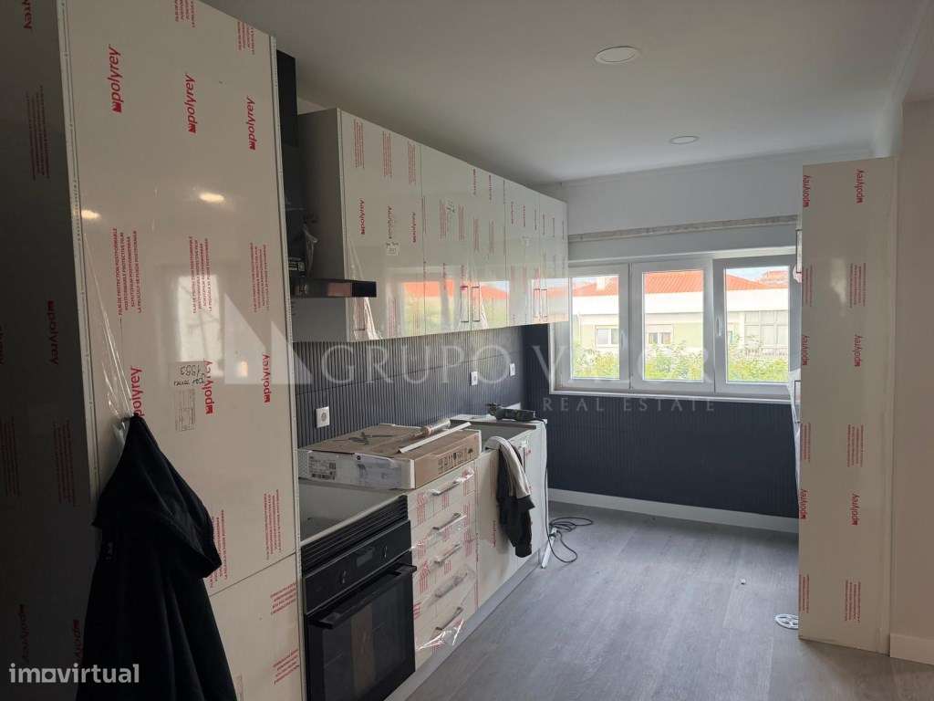 Apartamento T2 em remodelação total com Arrecadação, em Mem Martins-3