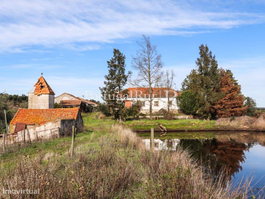 Quinta com casa de habitação T5 e diversas construções-27