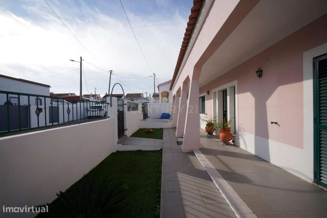 Espetacular Moradia em Setúbal com Jardim e Garagem-22