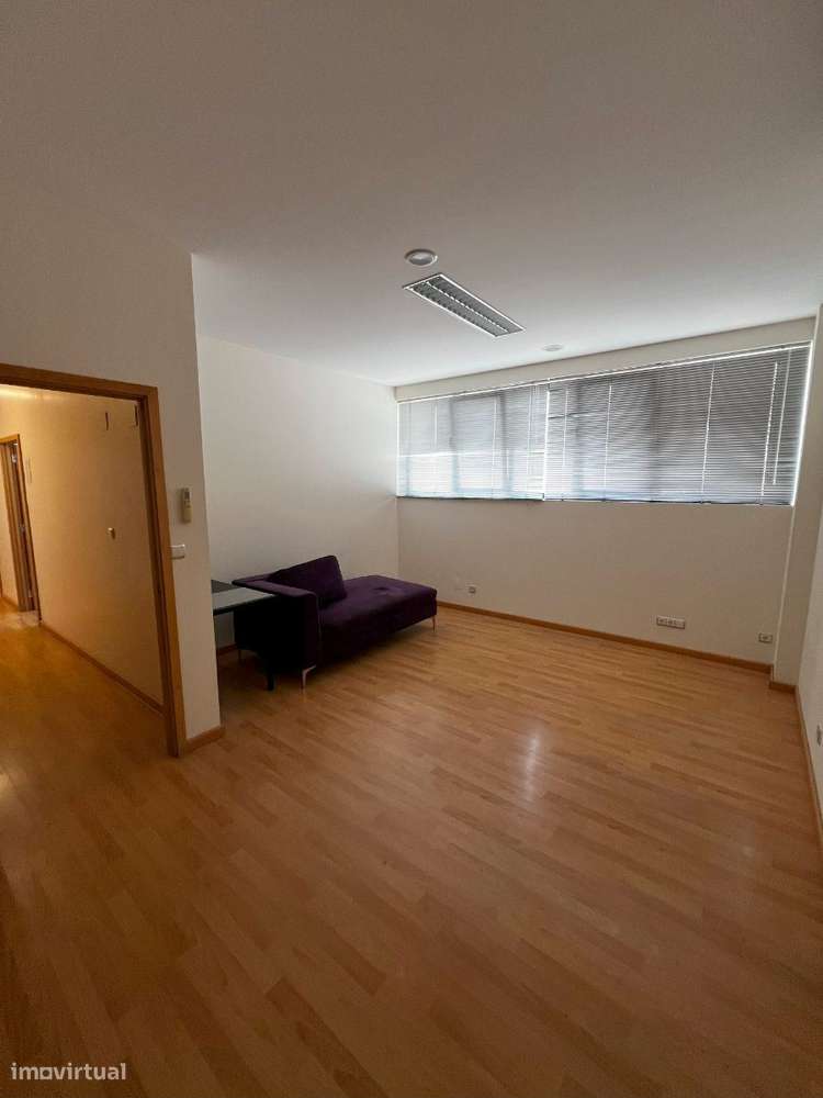 Escritórios com armazém e logradouro em Vila Nova de Gaia - Grande imagem: 4/22