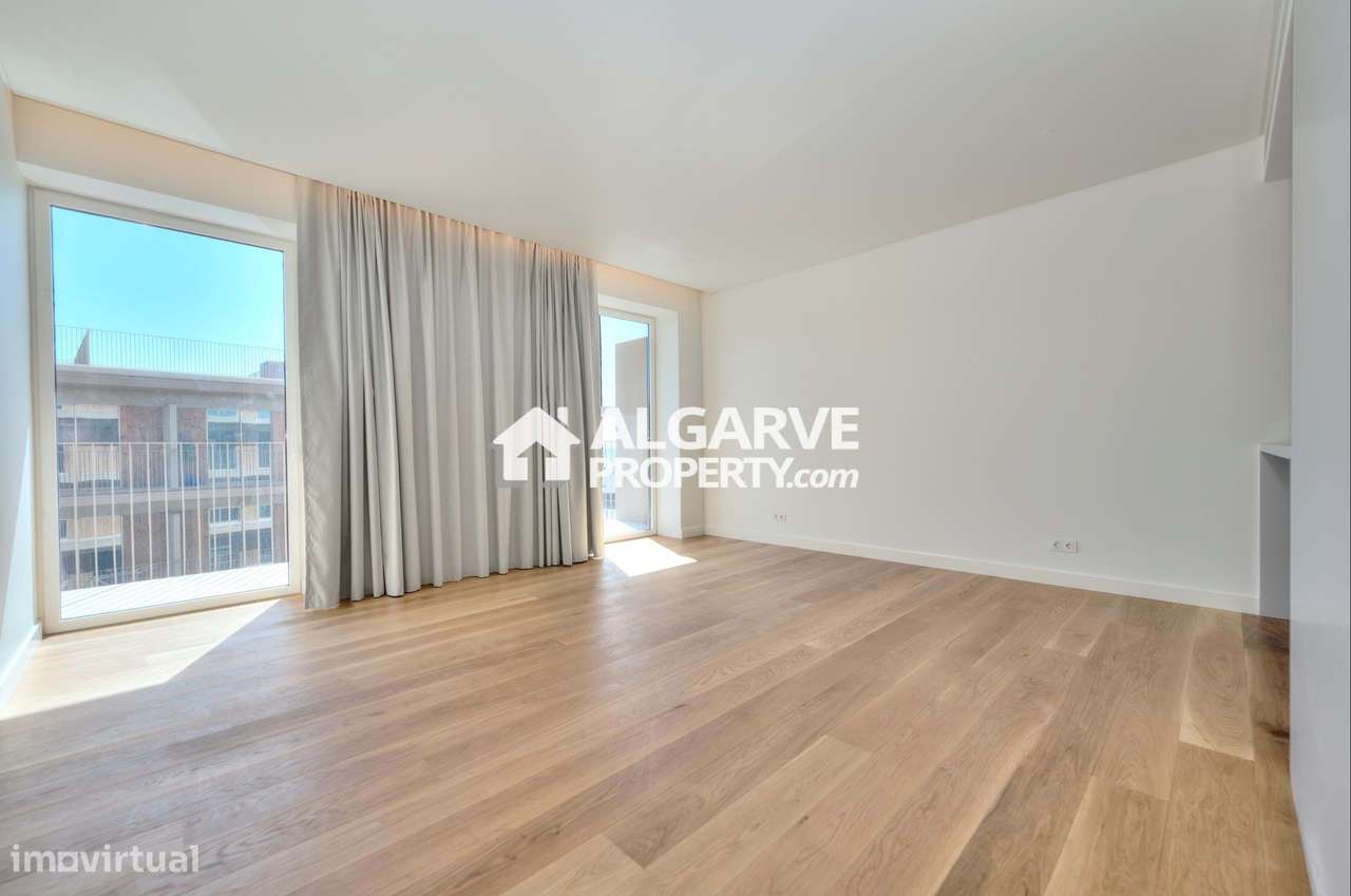 Luxuoso apartamento T2 novo em frente à Praia de Quarteira, Algarve - Grande imagem: 2/21