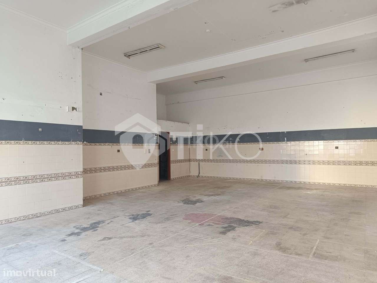 Loja com 2 janelas, ampla porta e montra frontal — Reboleira - Grande imagem: 5/22