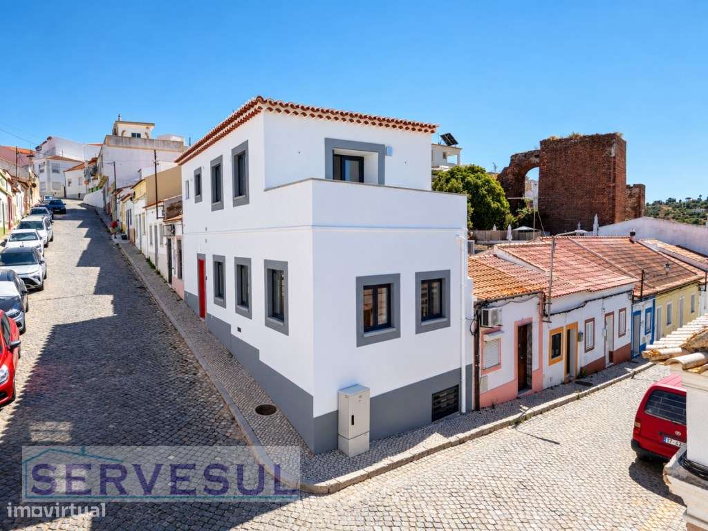 Nova Moradia de 2 pisos composta por 1 quarto, totalmente renovada,...-1
