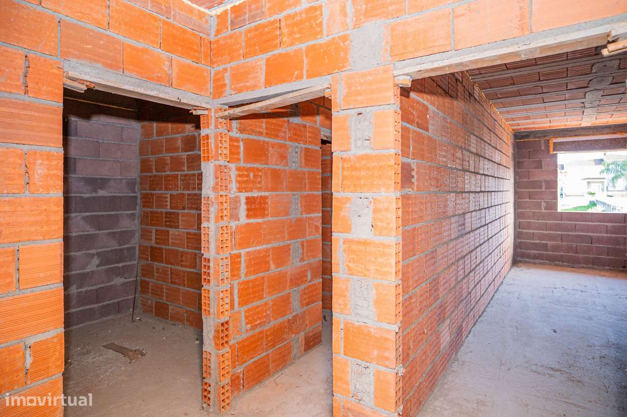 Moradia T3 por terminar em Cabanelas|Elevado potencial de investimento-6