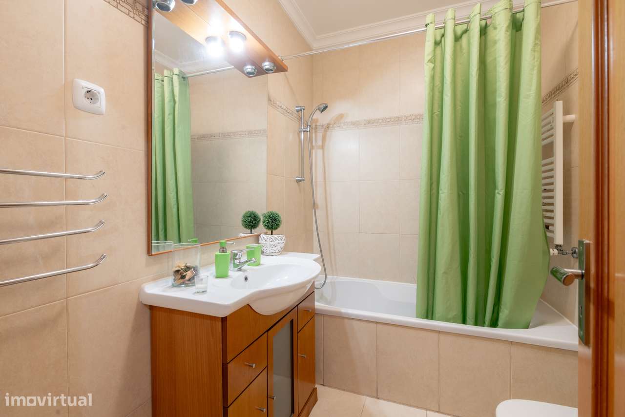 Apartamento de 2 Quartos em Lagos — Conforto, Localização e Potencial-18