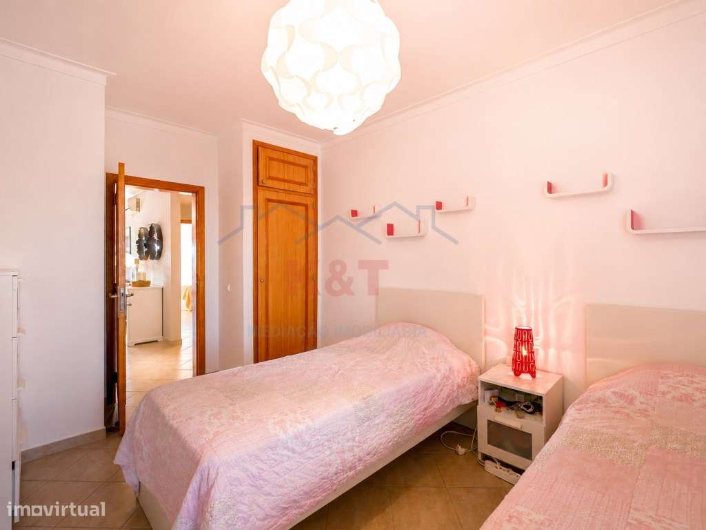 Apartamento T2 com piscina e garagem a 200m do areal-12