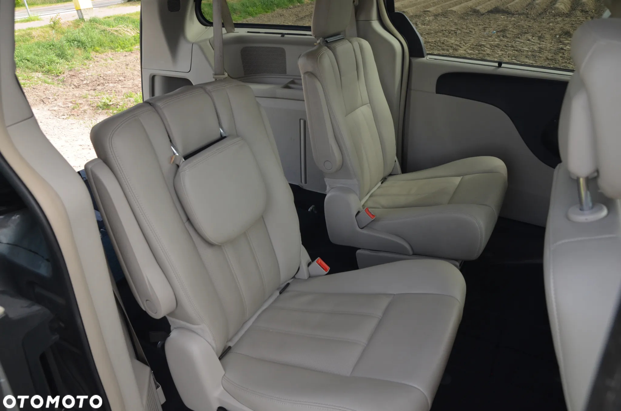 Chrysler Town & Country - 15