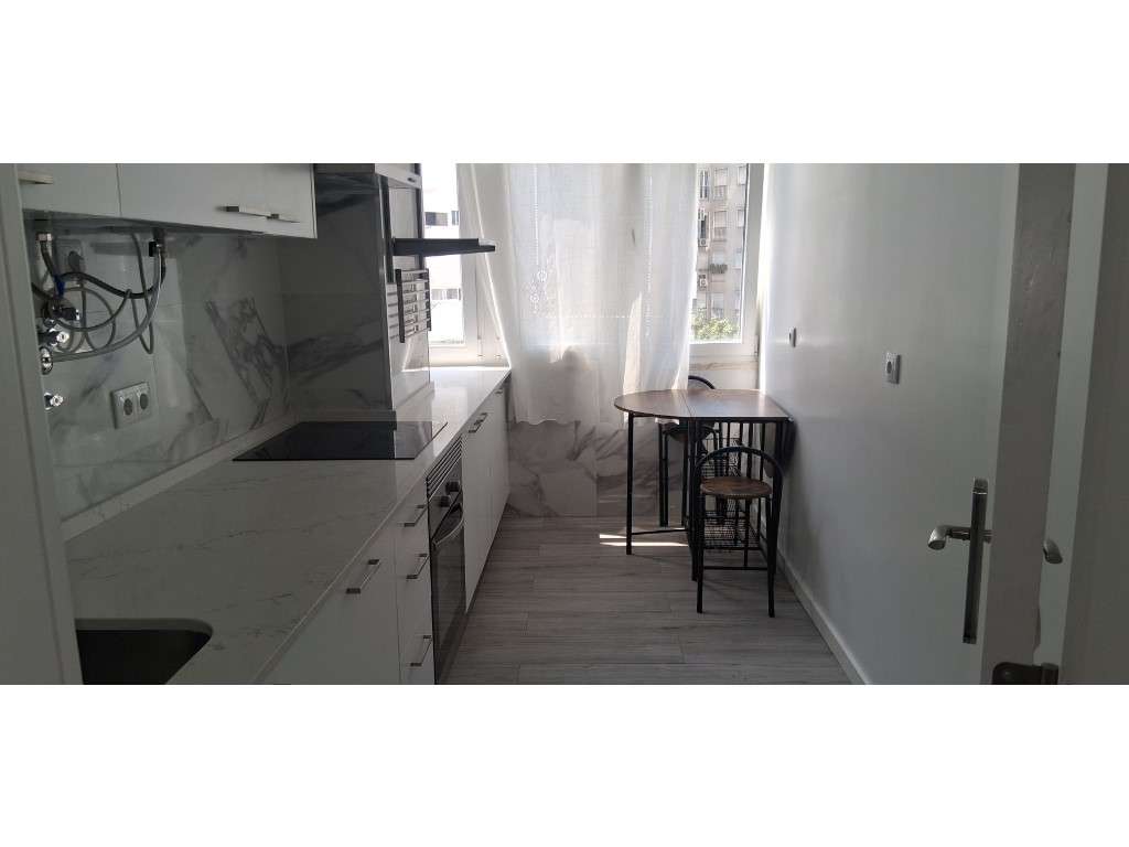 T3 Remodelado em Alvalade com varandas - Grande imagem: 4/42