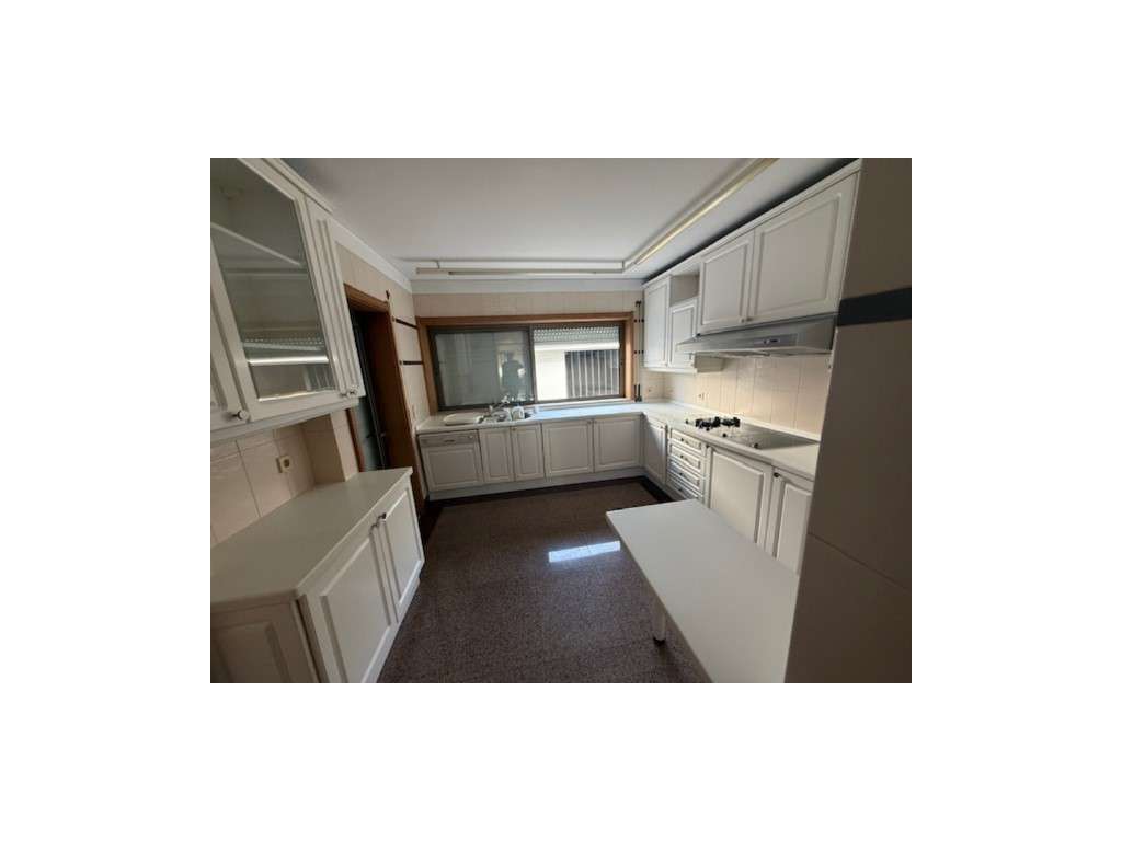 Moradia V3 na Senhora da Hora - Localização Premium!-12