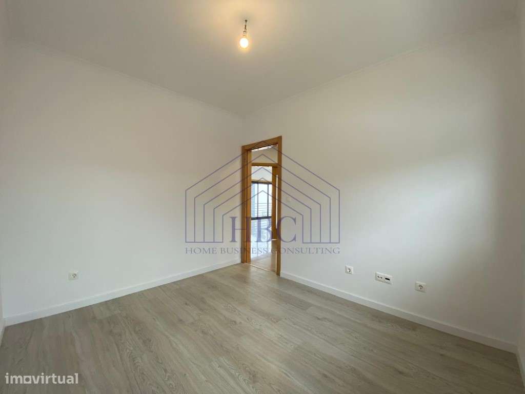 Moradia T5 Moderna e Remodelada no Feijó - Espaço, Conforto e Exclu...-14