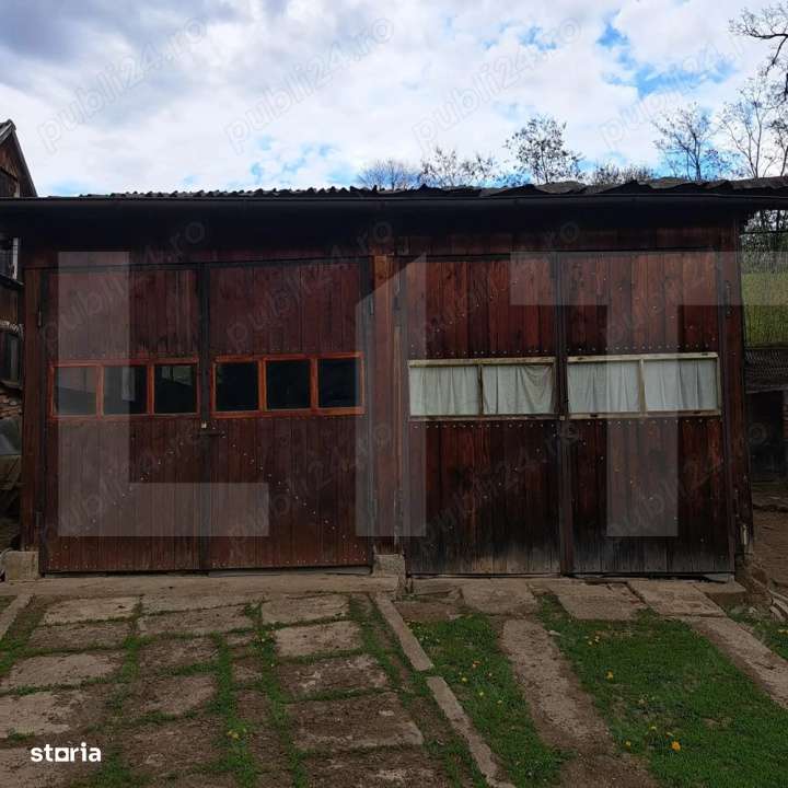 Casa traditionala cu curte generoasa, in centrul localitatii Valcele - Imagine principală: 2/14