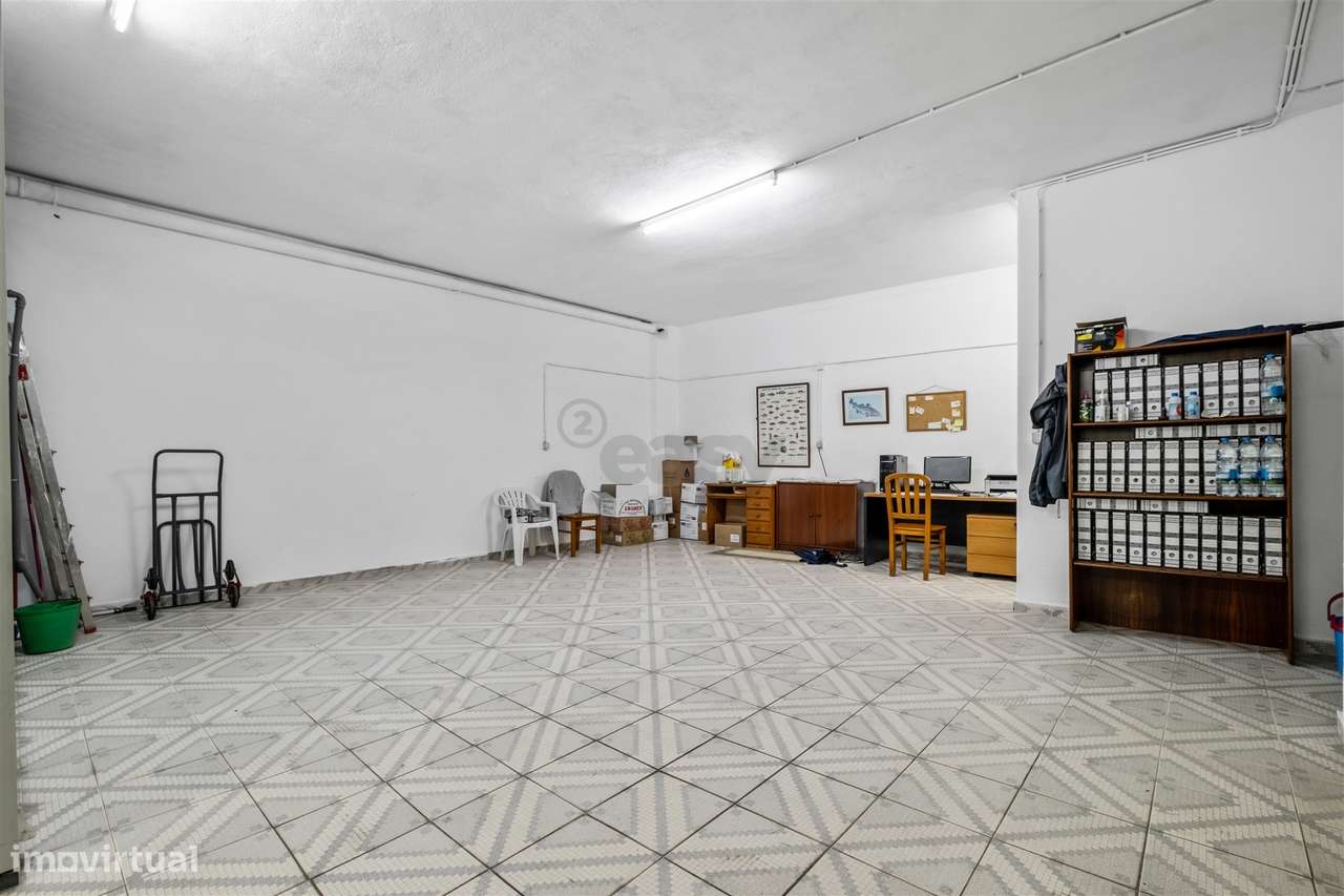 Armazém/Estacionamento Fechado – 155 m² – Tapada das Mercês-4