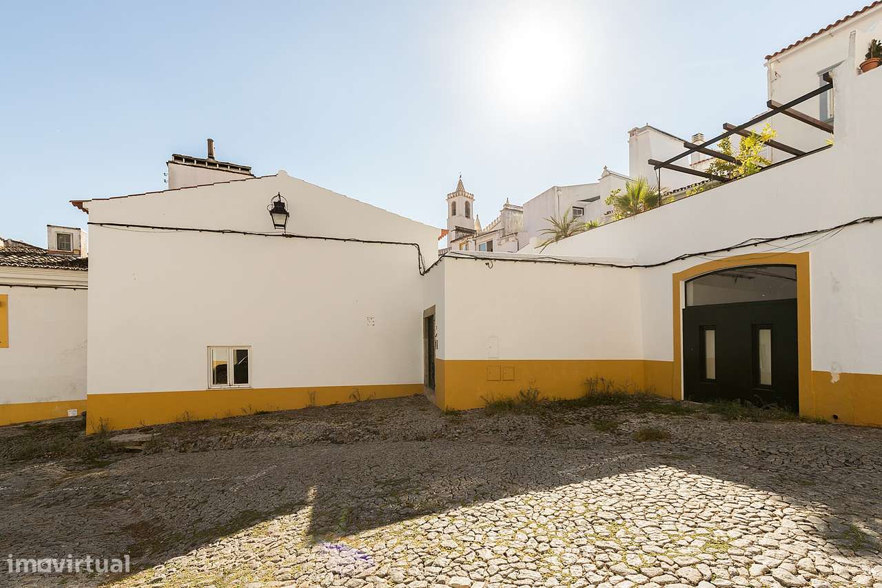 Moradia de luxo com 3 suites, pátio e varandas junto aos Meninos da Gr-38