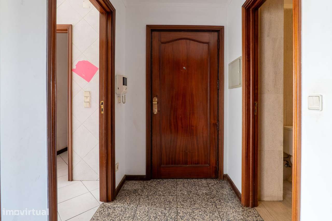 Apartamento T2 com varanda, garagem e vista urbana-5