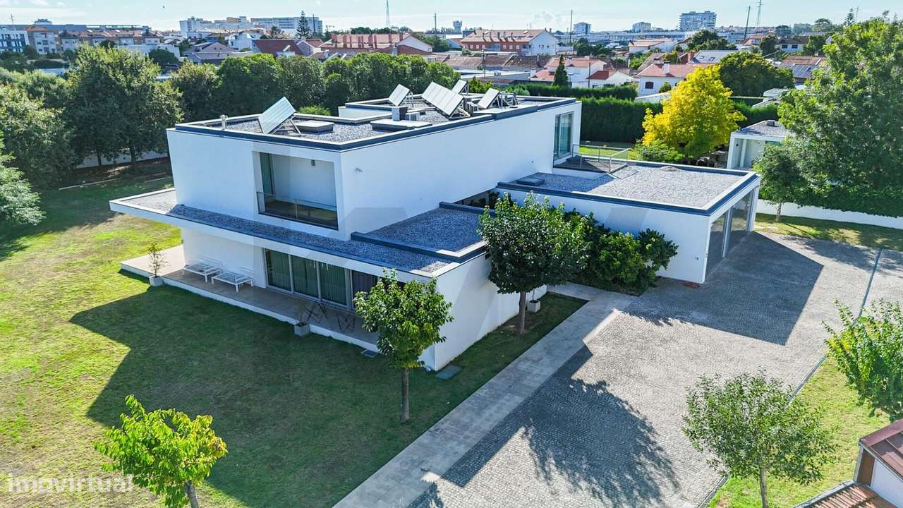 Moradia T5 de Luxo com Piscina e Lote de 2.773 m2-53