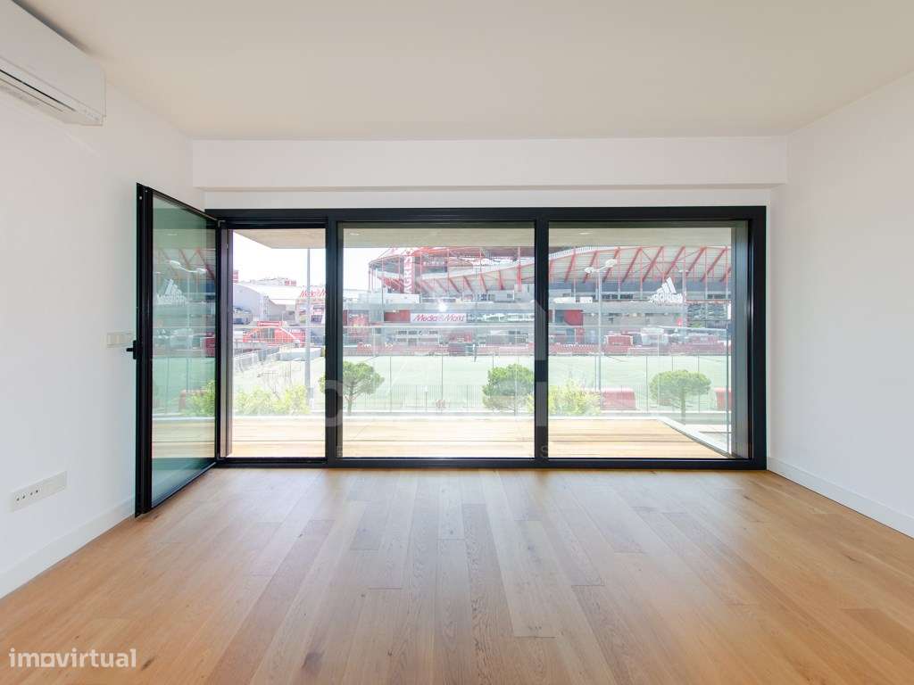 T1 no LUX PRIME, em frente ao Estádio do Benfica - Grande imagem: 4/23