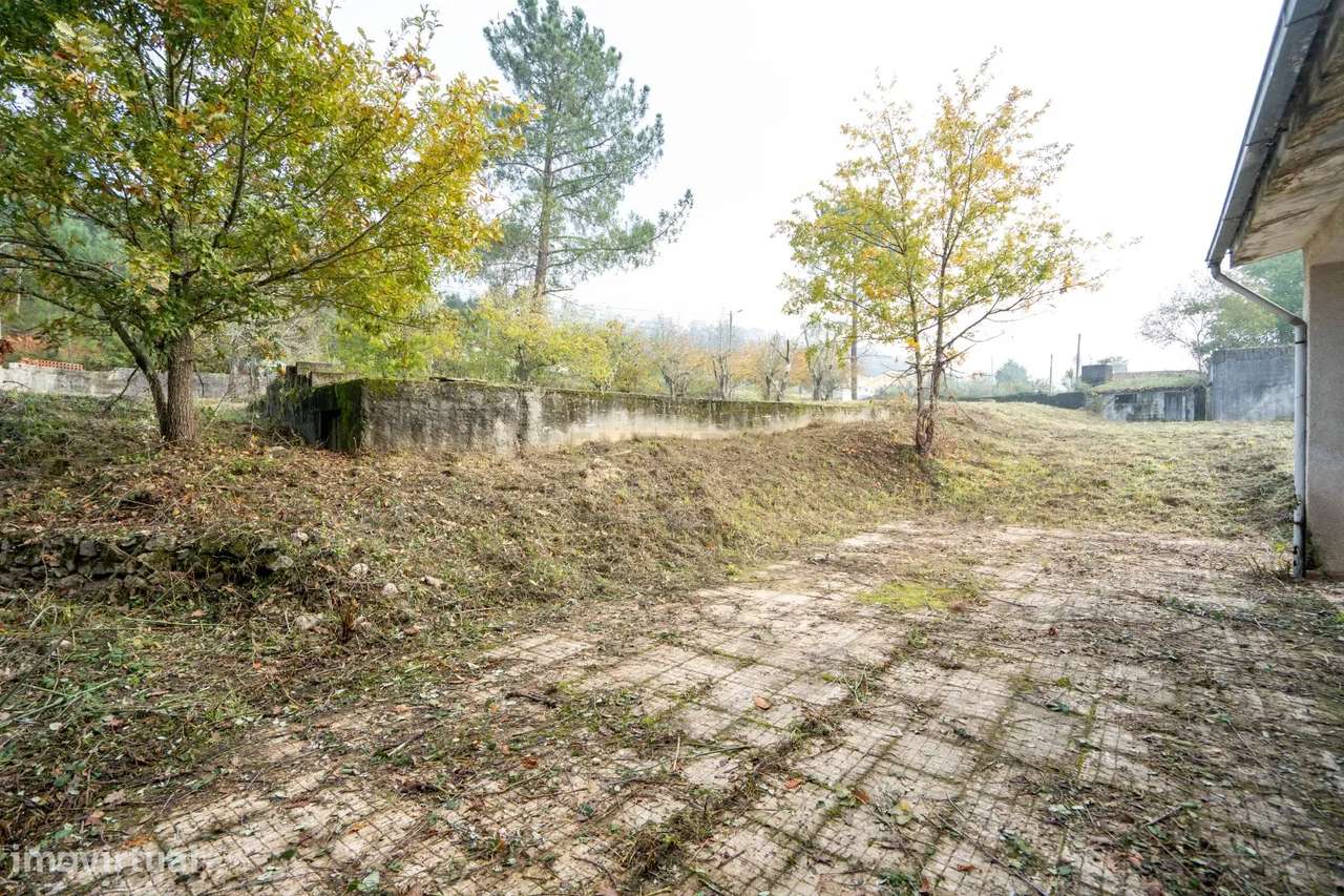 Moradia de dois pisos de tipologia T4 com terreno-53