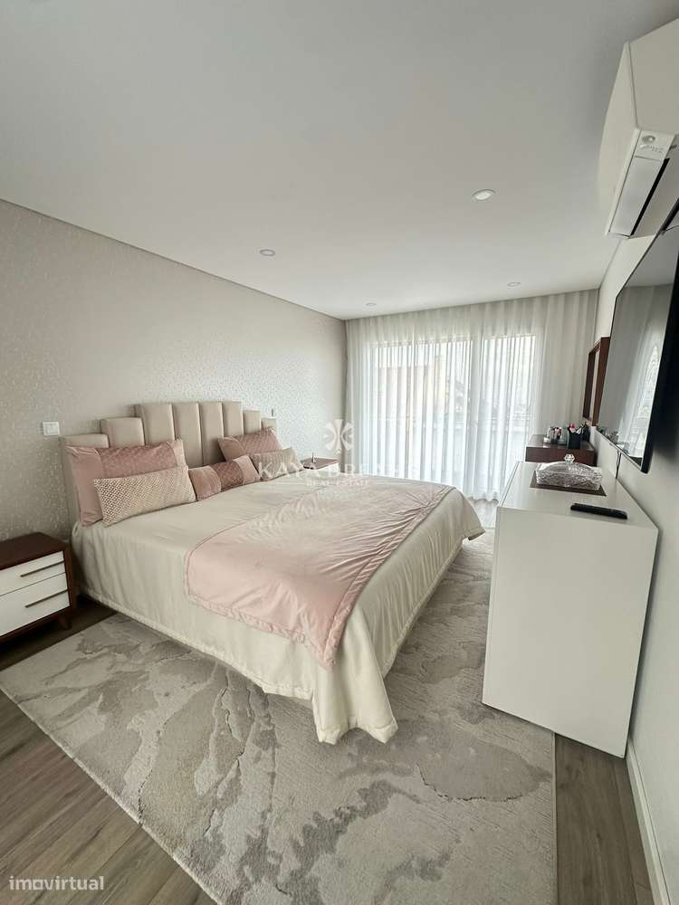 Moradia Semi Nova T4 de Luxo em Famões, a um Passo de Lisboa-16