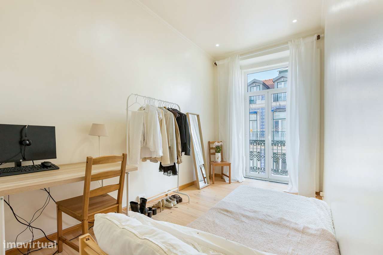 Apartamento T3 com vista desafogada entre Santa Catarina e Chiado-10