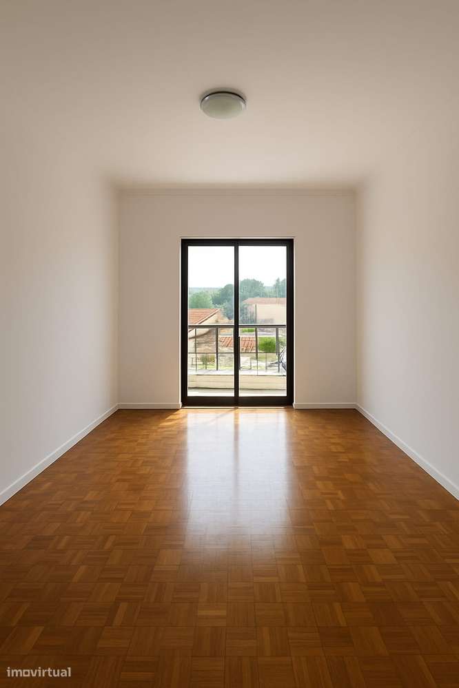 T3 Remodelado com Áreas Generosas no Coração das Caldas da Rainha-2