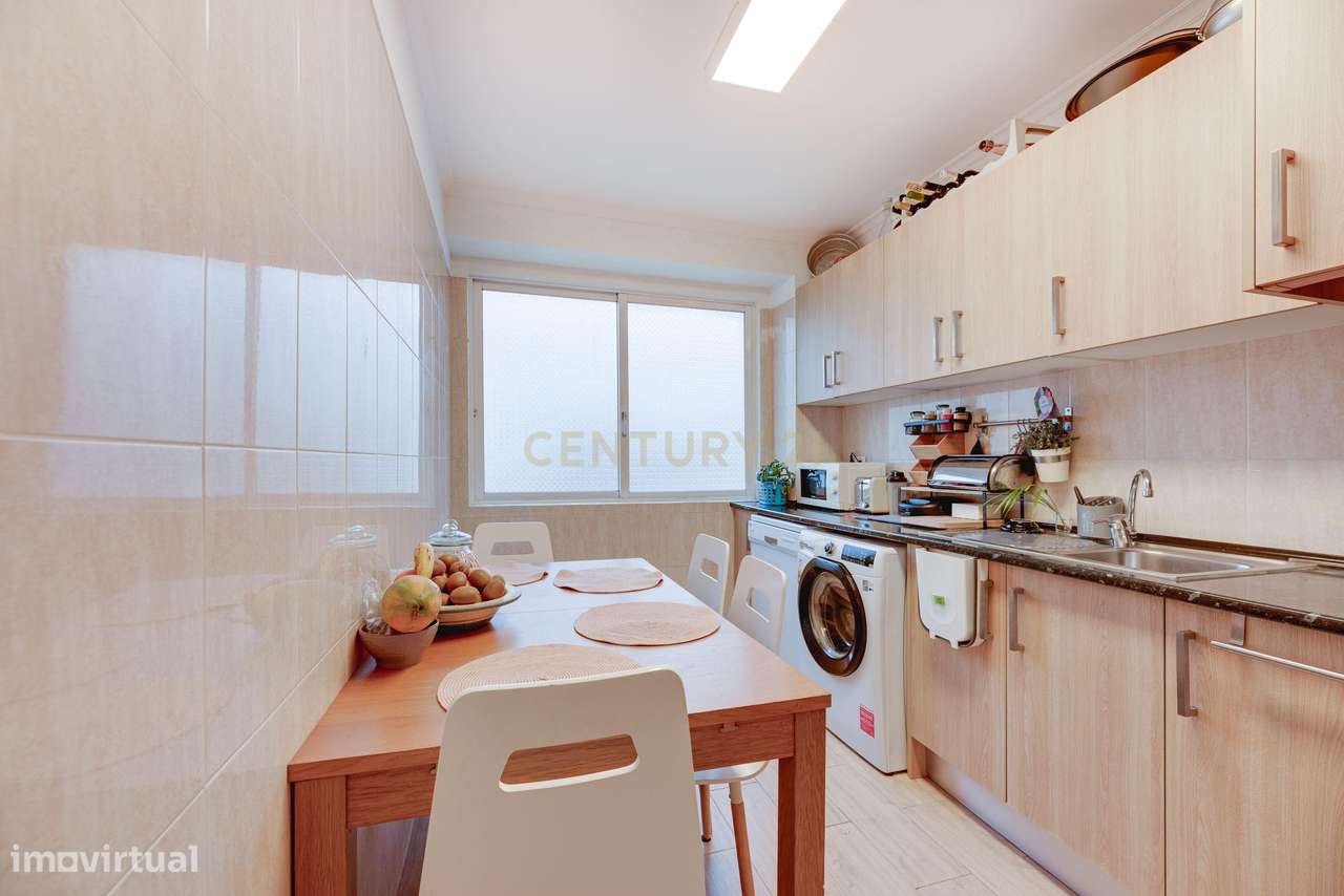 Apartamento T2 Renovado no Coração da Portela de Sintra-16