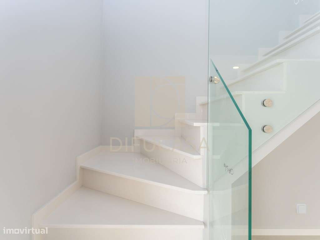 R235 - Moradia T4 Pronta Habitar Centro de Fernão Ferro-9