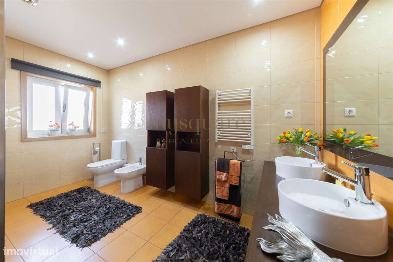 Moradia T4 geminada, com excelentes áreas, a 2 minutos do centro de Sa-25