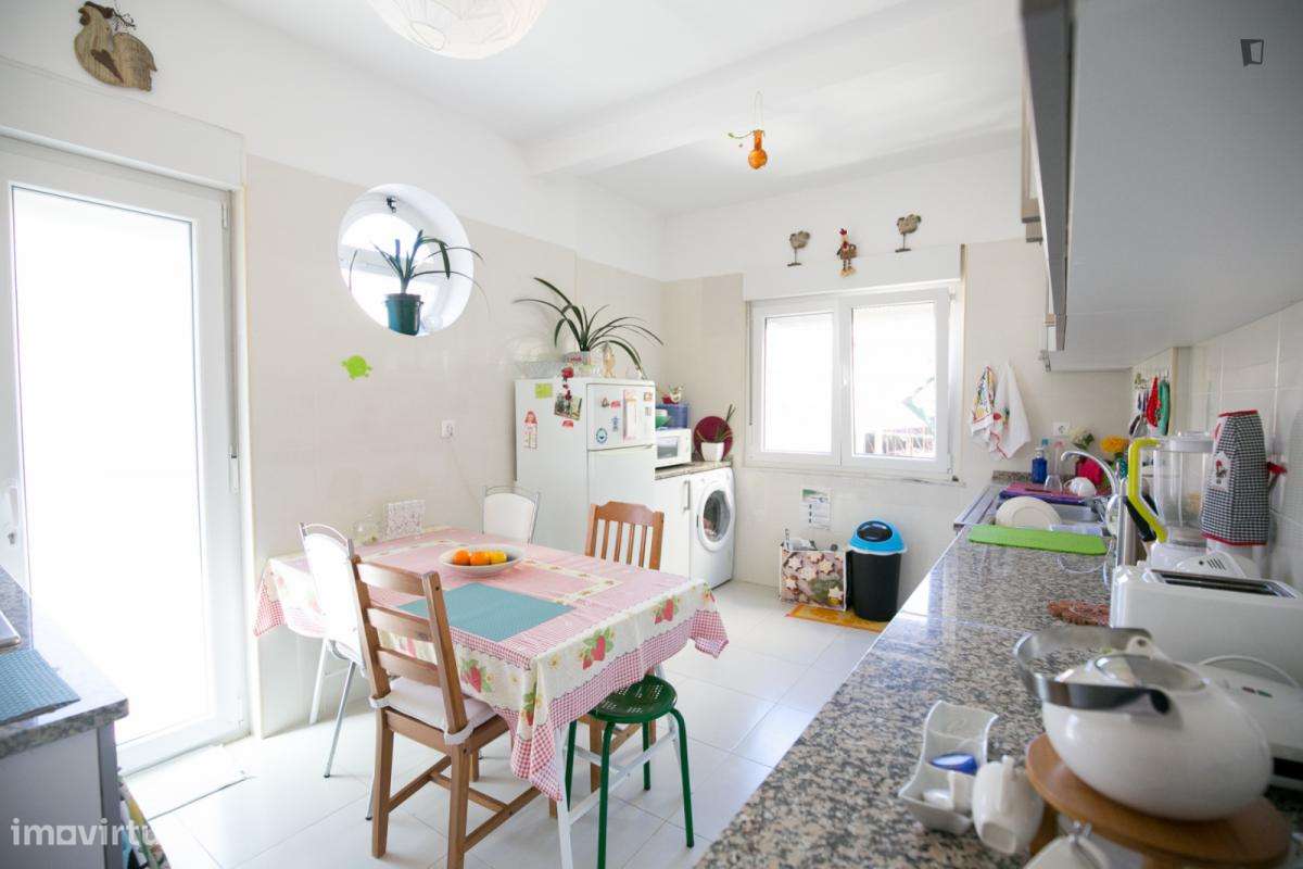 Quarto - localizado em Campolide Lisbon - Grande imagem: 5/21