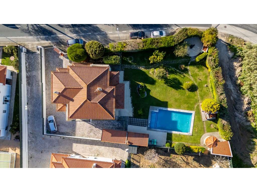 Moradia isolada inserida em terreno de 1370 m2 com piscina-42