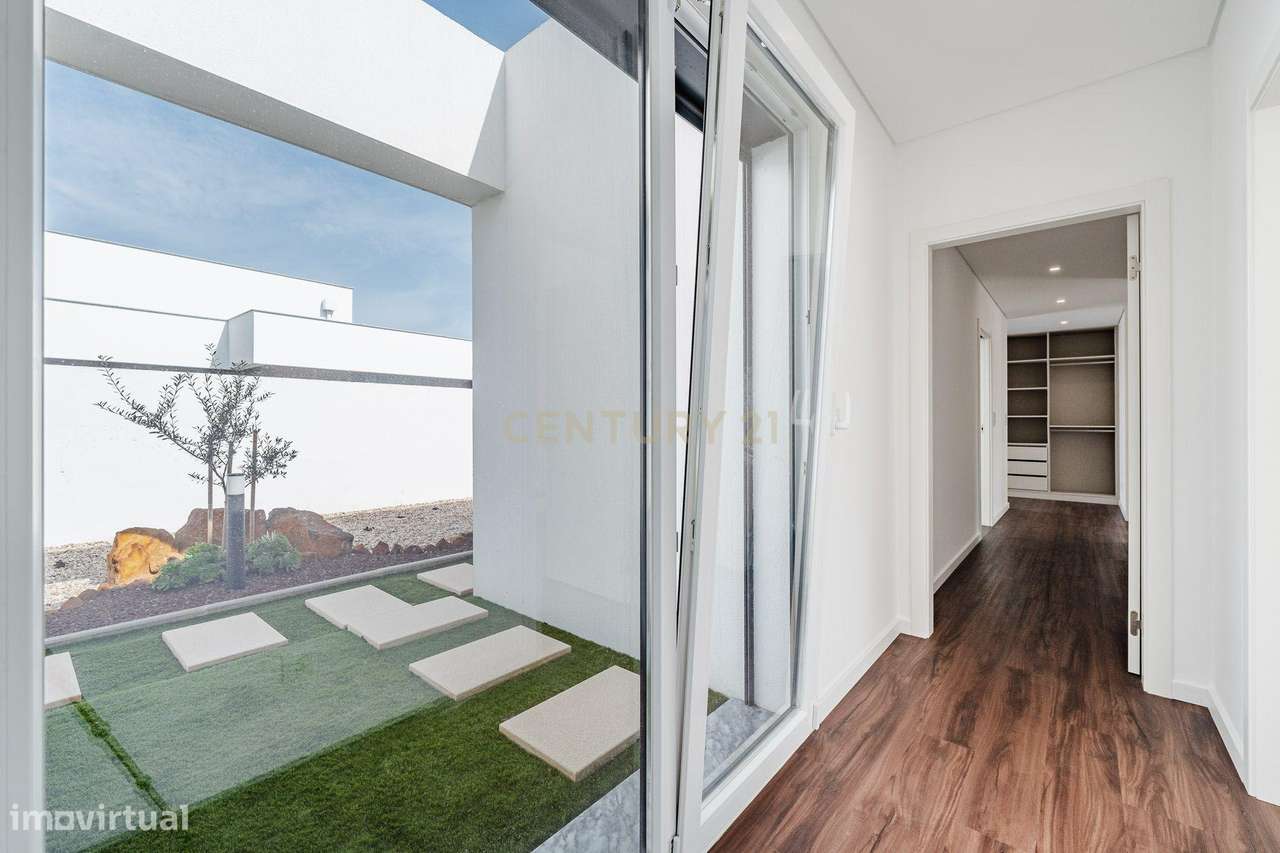 Moradia T4 em Fernão Ferro, Seixal, com Piscina e enorme Jardim-33