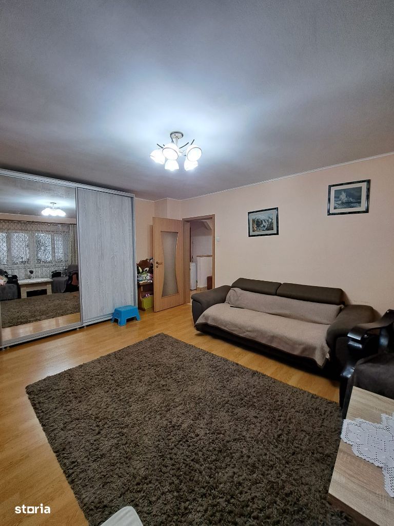 Vanzare – Apartament 3 camere, central, decomandat, parter cu posibili